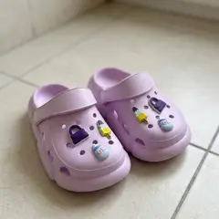 Foto 11 von Kinder Clogs Hausschuhe Badeschuhe EVA mit Charms Flieder Gartenschuhe